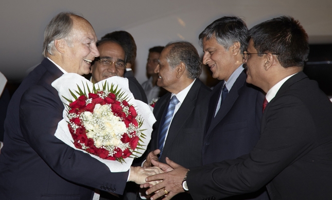 Mawlana Hazar Imam is greeted by leaders of Jamati and AKDN institutions upon his arrival in New Delhi. (Photo: Aziz Ajaney via TheIsmaili.org)