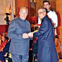 Prince Aga Khan receives the Padma Vibhushan from President Pranab Mukherjee. (Image via DNA)