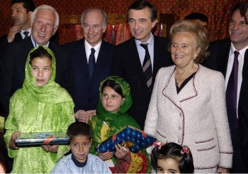 His Highness, with Mme Bernadette Chirac, Alain Deloche, the founder of La Chaîne de l’Espoir (left), and Phillipe Douste-Blazy, the French Foreign Minister (right) at the inauguration ceremony for the French Medical Institute for Children (FMIC) in Kabul. - Photo: AKDN/Gary Otte