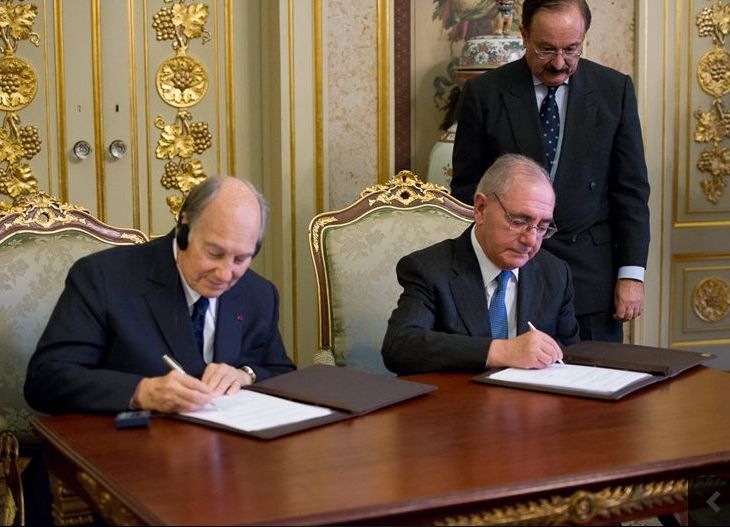 Mawlana Hazar Imam and Portugal’s Minister of State and Foreign Affairs Rui Machete sign a landmark agreement on June 3, 2015, establishing a formal Seat of the Ismaili Imamat in Portugal. TheIsmaili/Gary Otte