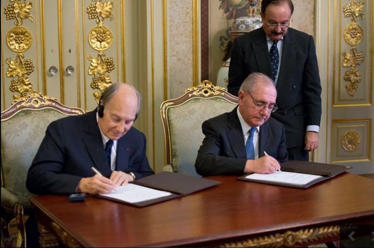 His Highness Prince Karim Aga Khan and Portugal’s Minister of State and Foreign Affairs Rui Machete sign a landmark agreement on June 3, 2015, establishing a formal Seat of the Ismaili Imamat in Portugal. TheIsmaili/Gary Otte