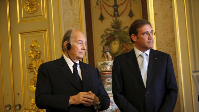 Prince Aga Khan and Portuguese Prime Minister Pedro Passos Coelho listen to Portugal's Foreign Minister Rui Machete in Lisbon