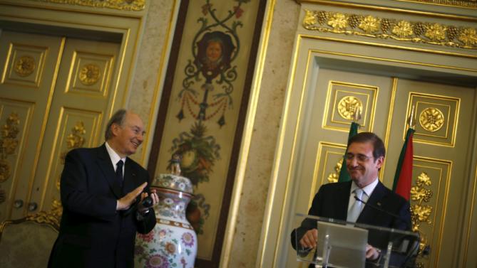 Prince Aga Khan applauds to Portuguese Prime Minister Pedro Passos Coelho during a meeting in Lisbon