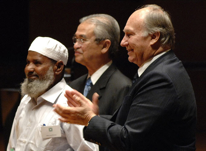 Mr. Salem Awad Mswanaq, representative of the Mud Architecture Association, accepting his 2007 Aga Khan Award for Architecture for the Rehabilitation of the City of Shbam. The winners are being congratulated by Malaysian Prime Minister Badawi and His Highness the Aga Khan. - Photo: AKDN/Gary Otte