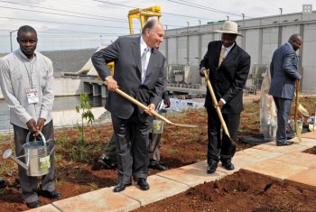 His Highness the Aga Khan and President Yoweri Museveni of Uganda plant a tree at the inauguration of the Bujagali power plant. (Photo: AKDN/Gary Otte)