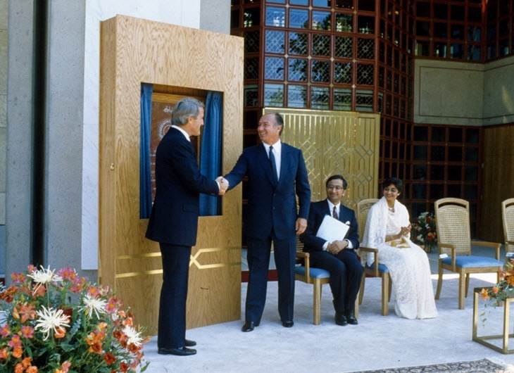 Mawlana Hazar Imam and Prime Minister Brian Mulroney shake hands following the unveiling of a plaque commemorating the opening of the Ismaili Centre, Burnaby. GARY OTTE
