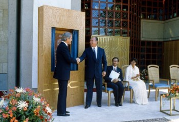 Mawlana Hazar Imam and Prime Minister Brian Mulroney shake hands following the unveiling of a plaque commemorating the opening of the Ismaili Centre, Burnaby. GARY OTTE