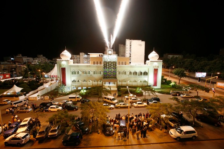 The Maputo Jamatkhana at the heart of the port city of Maputo, capital of Mozambique, testifies to the long history of the Ismaili Muslim community in the region. The concrete structure is easily identified by the words Edificio Sua Alteza Aga Khan (The Building of His Highness the Aga Khan) that adorn the central clock tower. (image credit: The Bay Delagoa World)