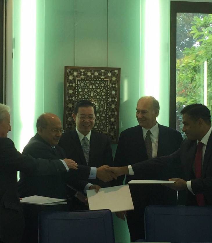 AKTC and the Malaysian delegation celebrate the signing of the Management Collaboration Agreement in the presence of Penang’s Government Chief Minister, H.E. the Right Honorable Lim Guan Eng, and His Highness the Aga Khan.(Photo: via Penang Chief Minister Lim Guan Eng's Facebook & Twitter accounts)