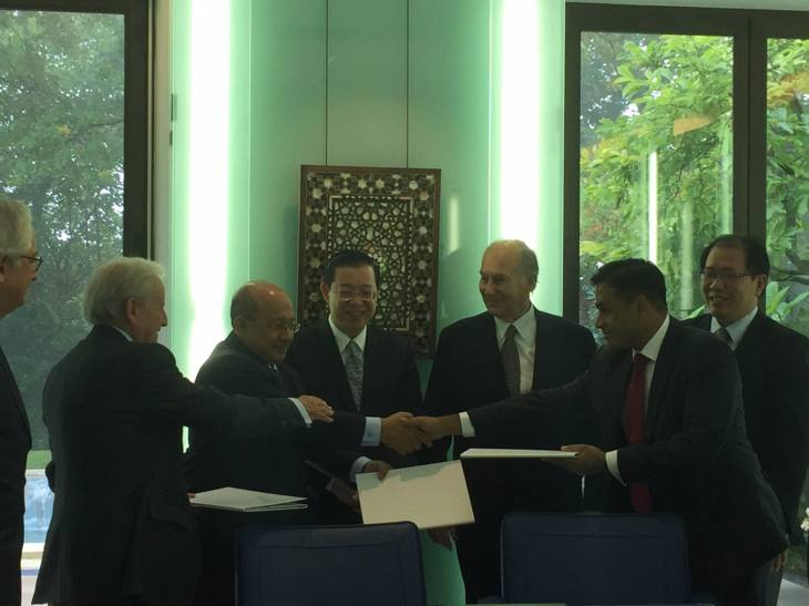 AKTC and the Malaysian delegation celebrate the signing of the Management Collaboration Agreement in the presence of Penang’s Government Chief Minister, H.E. the Right Honorable Lim Guan Eng, and His Highness the Aga Khan. (Photo: via Lim Guan Eng Facebook & Twitter accounts)