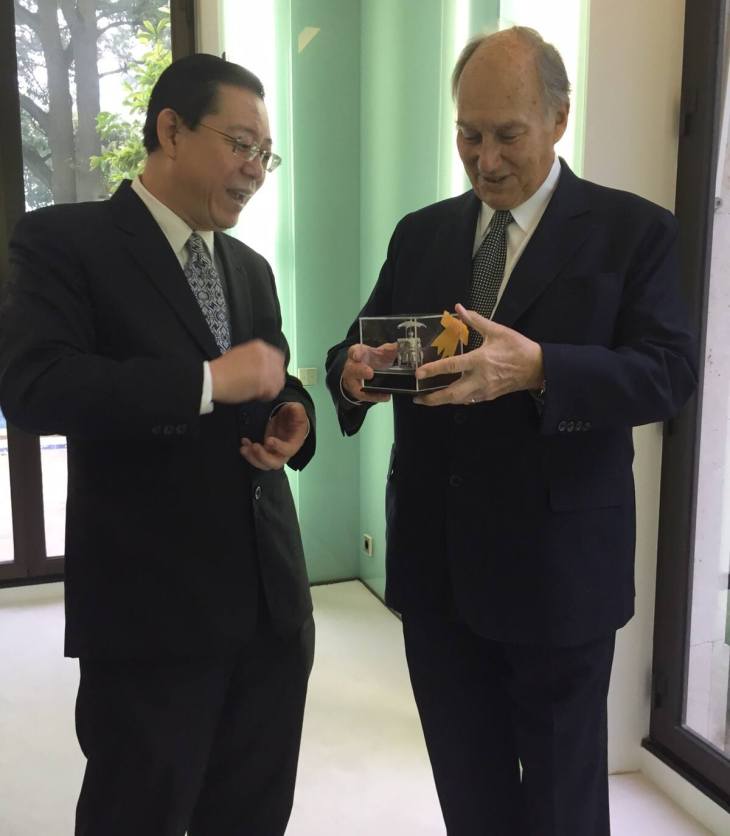 Chief Minister of Penang, Lim Guan Eng and His Highness Prince Karim Aga Khan IV admiring an artifact. (Photo: via Penang Chief Minister Lim Guan Eng's Facebook & Twitter accounts)
