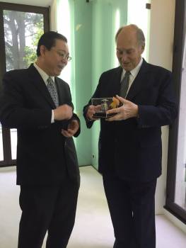 Chief Minister of Penang, Lim Guan Eng and His Highness Prince Karim Aga Khan IV admiring an artifact. (Photo: via Penang Chief Minister Lim Guan Eng's Facebook & Twitter accounts)