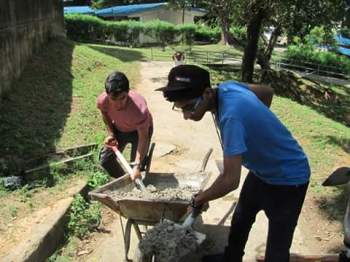 Cementing the roads in Port Reitz (Service site) -Photo: Adil