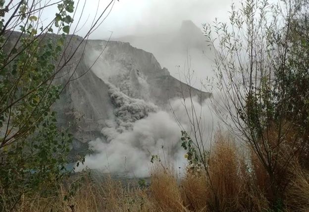 The shaking caused landslides in some mountainous regions, like this one in the Hunza valley of Pakistan (Image copyright AMIN SAIF/Getty Images via BBC)