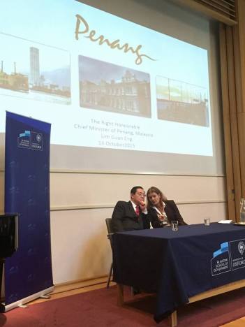 Minister Lim Guan Eng presents a lecture at Oxford University's Blavatnik School of Government.(Photo: via Penang Chief Minister Lim Guan Eng’s Facebook & Twitter accounts)