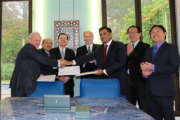 New deal inked: Lim and the Aga Khan (centre) witnessing the handover of documents between ThinkCity and AKTC. (Image via The Star)