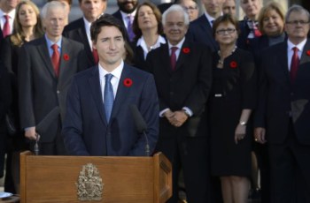 Prime Minister Justin Trudeau in the presence of his Cabinet delivers a statement in front of the Rideau Hall facade. (Image credit: MCpl Vincent Carbonneau, Rideau Hall)