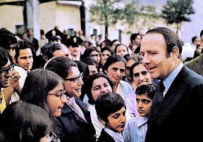 Prince Sadrudin Aga Khan pictured with Ugandan Asian refugees at the Naples refugee centre. (Image credit: Vali Jamal Collection.)