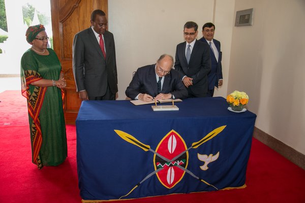 President Kenyatta welcomes the Aga Khan to State House, Nairobi