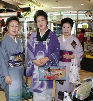 Japanese women shopping