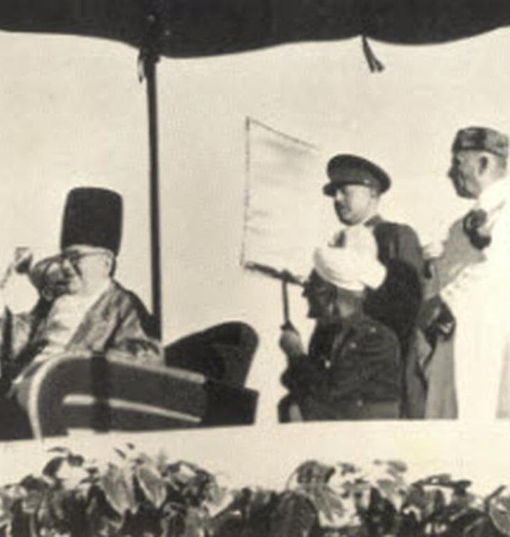 Imam Sultan Mahomed Shah is weighed against platinum in Karachi. Photo: Memoirs of Aga Khan