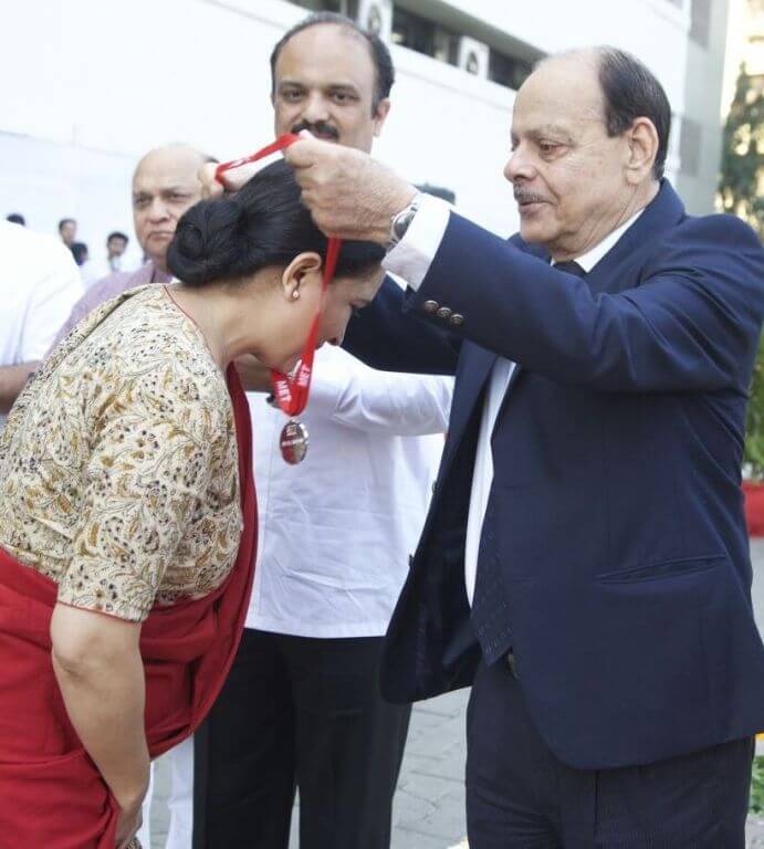 Dr. Farida Virani recipient of the prestigious MET Gaurav Award - 2015, for International Excellence in Research and Publication