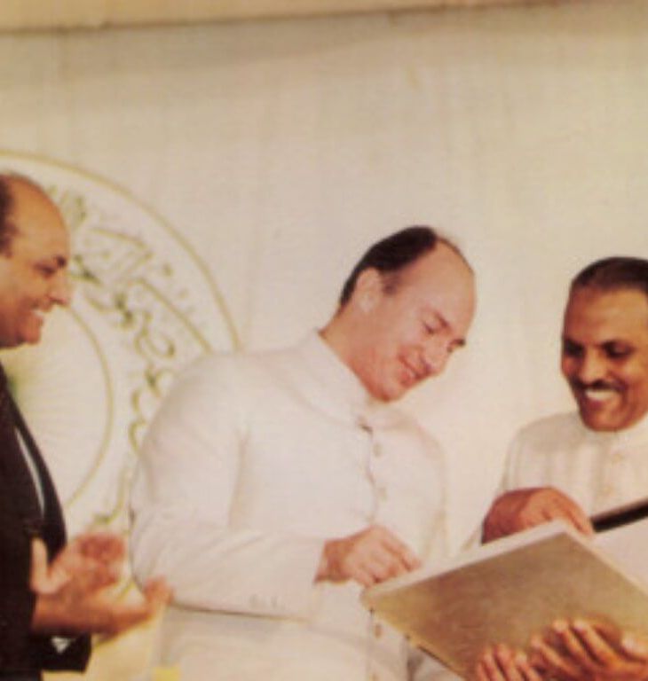 President General Mohammad Zia-ul-Haq presenting the Charter of the AKU to His Highness the Aga Khan as then President of AKU Shamsh Kassim Lakha applauds. Photo: Hidayat, October 1985