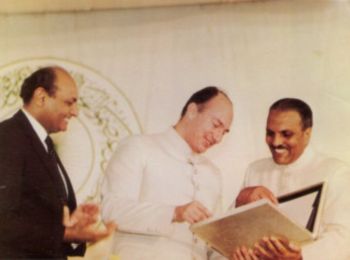 President General Mohammad Zia-ul-Haq presenting the Charter of the AKU to His Highness the Aga Khan as then President of AKU Shamsh Kassim Lakha applauds. Photo: Hidayat, October 1985