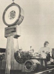 Imam Sultan Mahomed Shah being weighed against diamonds at Bombay in 1946. (Photo: A.P./Ilm, Centenary Issue, November 1977)