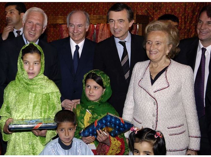 His Highness, with Mme Bernadette Chirac, Alain Deloche, the founder of La Chaîne de l’Espoir (left), and Phillipe Douste-Blazy, the French Foreign Minister (right) at the inauguration ceremony for the French Medical Institute for Children (FMIC) in Kabul. - Photo: AKDN/Gary Otte