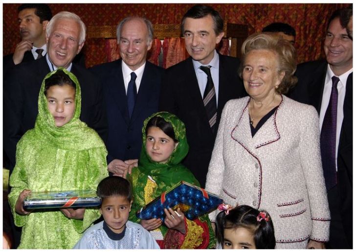 His Highness, with Mme Bernadette Chirac, Alain Deloche, the founder of La Chaîne de l’Espoir (left), and Phillipe Douste-Blazy, the French Foreign Minister (right) at the inauguration ceremony for the French Medical Institute for Children (FMIC) in Kabul. - Photo: AKDN/Gary Otte