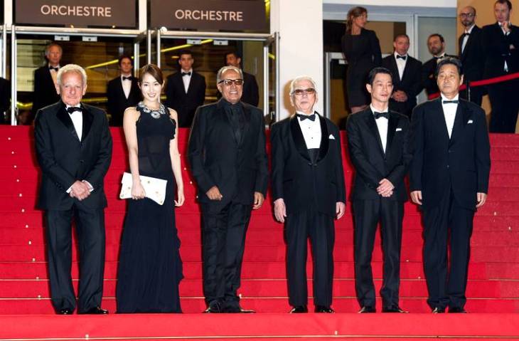 Cannes Film Festival: On the red carpet, Karmitz, Rin Takanashi, Abbas Kiarostami, Tadashi Okuno and Ryô Kase, prepare to watch "Like Someone in Love" (2012) by Abbas Kiarostami. (image via 20 Minutes)