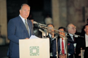 His Highness the Aga Khan addressing the audience at the Aga Khan Award for Architecture (AKAA) 1989 ceremony. AKDN / Gary Otte