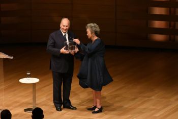 His Highness the Aga Khan receives the Adrienne Clarkson Prize for Global Citizenship