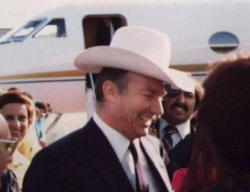 His Highness Prince Karim Aga Khan IV just after landing in Calgary, Canada, during his Silver Jubilee visit (1983). The City’s Mayor, Ralph Klein, “white hatted” Imam, making him an Honorary Calgarian.
