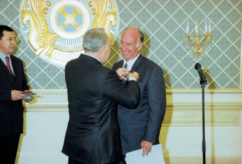 Astana, Kazakhstan, December 17, 2002: His Highness Prince Karim Aga Khan receiving the State Award for Peace and Progress from President Nursultan Nazarbayev of Kazakhstan in Astana. Image credit: AKDN / Patrick Ruchdi