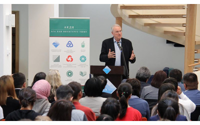 Canadian hockey legend delivers public lecture at University of Central Asia in Naryn