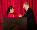 League President Billie Tsien presents Mawlana Hazar Imam with the Architecture League's 2017 President's Medal. Photo: AKDN/Leandro Viana