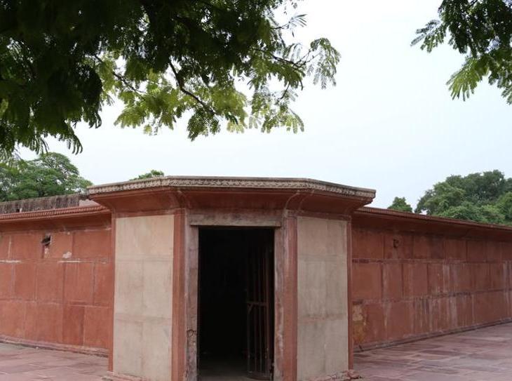 The tomb without a dome: Najaf Khan’s Tomb in central Delhi