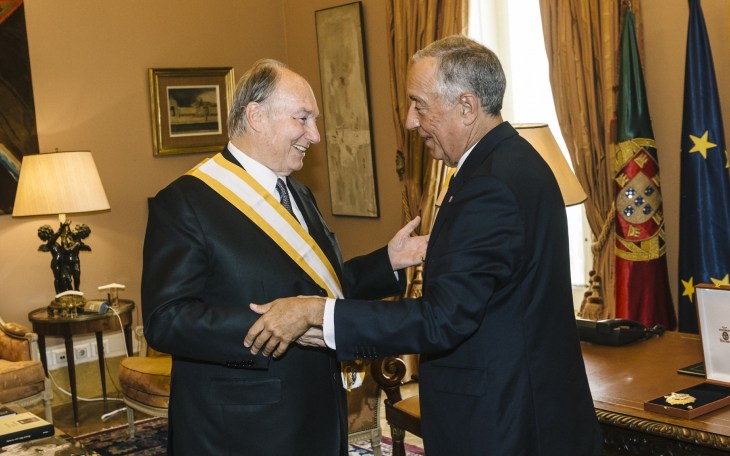 Portugal’s President Marcelo Rebelo de Sousa presents His Highness the Aga Khan with one of Portugal’s highest honours – the Grã-Cruz da Ordem da Liberdade, or Grand Cross of the Order of Liberty – in recognition of his service to uplifting lives around the world. (image credit: AKDN/Antonio Pedrosa)