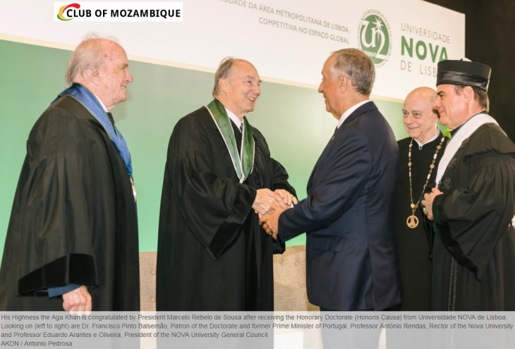 His Highness Prince Karim Aga Khan is congratulated by Portugal’s President, His Excellency Marcelo Rebelo de Sousa after receiving the Honorary Doctorate (Honoris Causa) from Universidade NOVA de Lisboa. Looking on (left to right) are Dr. Francisco Pinto Balsemão, Patron of the Doctorate and former Prime Minister of Portugal, Professor António Rendas, Rector of the Nova University and Professor Eduardo Arantes e Oliveira, President of the NOVA University General Council. (image credit: AKDN / Antonio Pedrosa)