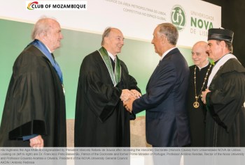 His Highness Prince Karim Aga Khan is congratulated by Portugal’s President, His Excellency Marcelo Rebelo de Sousa after receiving the Honorary Doctorate (Honoris Causa) from Universidade NOVA de Lisboa. Looking on (left to right) are Dr. Francisco Pinto Balsemão, Patron of the Doctorate and former Prime Minister of Portugal, Professor António Rendas, Rector of the NOVA University and Professor Eduardo Arantes e Oliveira, President of the NOVA University General Council. (image credit: AKDN / Antonio Pedrosa)