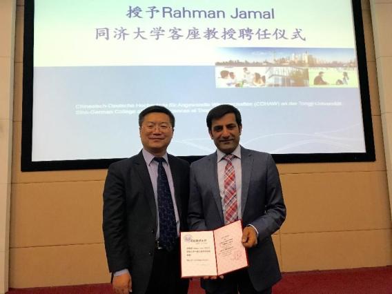 Picture 2: Newly appointed Visiting Professor Rahman Jamal receiving the certificate of appointment from Prof. Dr. Chen Ming, Vice Director of CDHAW und Director of Industrie 4.0 Smart Factory Lab.