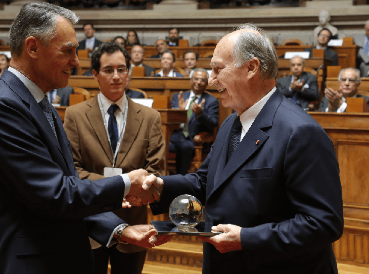 His Highness Prince Karim Aga Khan IV is presented with the 2013 North-South Prize by the President of Portugal, Aníbal Cavaco Silva, Lisbon, Portugal, 12 June 2014. (image credit: AKDN / José Manuel Boavida Caria)