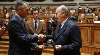 His Highness Prince Karim Aga Khan IV is presented with the 2013 North-South Prize by the President of Portugal, Aníbal Cavaco Silva, Lisbon, Portugal, 12 June 2014. (image credit: AKDN / José Manuel Boavida Caria)