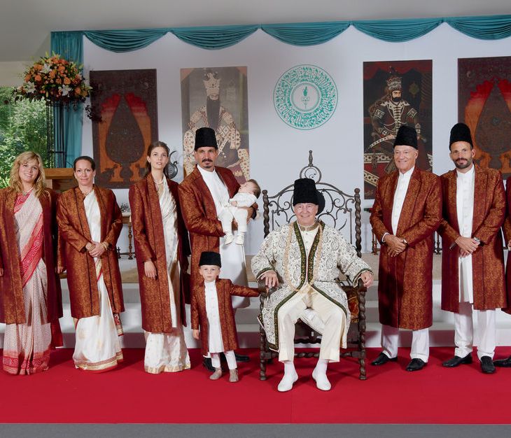 L’Aga Khan célèbre son jubilé de diamant avec sa famille, le 11 juillet dernier. The Aga Khan celebrates his Diamond Jubilee with his family on July 11th. (image credit: ZAHUR RAMJI)