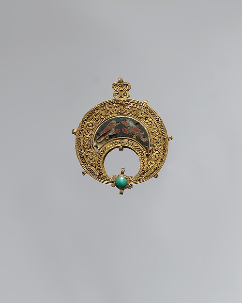 Fatimid Crescent-Shaped Pendant with Confronted Birds | The Met Museum of Art