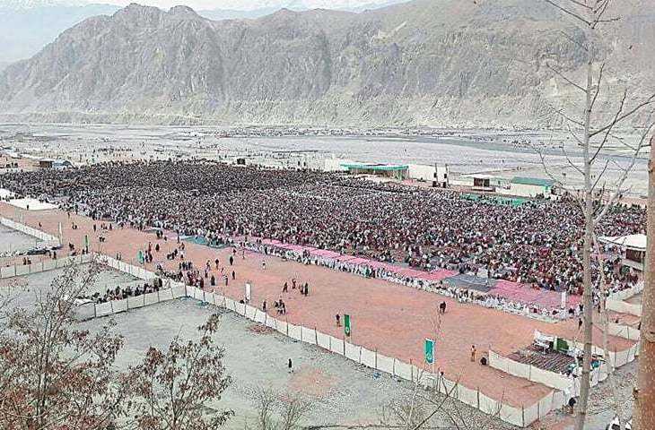 Followers greet Aga Khan in Chitral