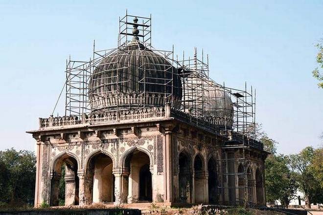 New finial for Hakim’s tomb - Aga Khan Trust for Culture's Conservation and Landscape Restoration effort at the Qutb Shahi Heritage Park