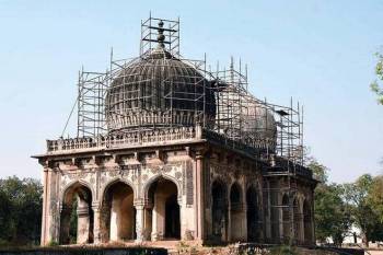 New finial for Hakim’s tomb - Aga Khan Trust for Culture's Conservation and Landscape Restoration effort at the Qutb Shahi Heritage Park